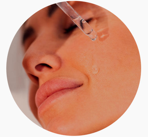 Imagen categoría antioxidantes con una mujer aplicándose con el gotero sérum en la cara